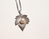 Maple Leaf w/Pearl Pendant